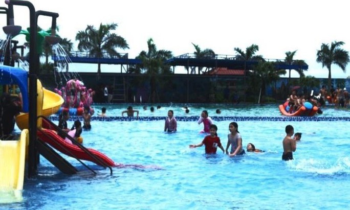 B&eacute; 10 tuổi tử vong tại hồ bơi - Ảnh 1.