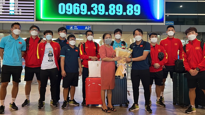 Người hâm mộ chào đón 11 cầu thủ U23 Việt Nam trở về TP HCM - Ảnh 2.