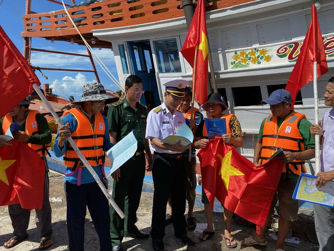 Vùng 2 Hải quân trao cờ Tổ quốc và áo phao cho ngư dân Bạc Liêu - Ảnh 5.