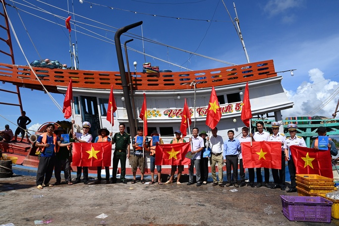 Vùng 2 Hải quân trao cờ Tổ quốc và áo phao cho ngư dân Bạc Liêu - Ảnh 6.