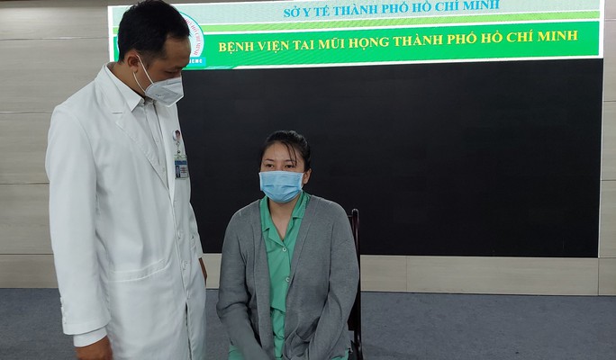 Răng giả rơi vào phế quản khiến cô gái suýt tắc thở - Ảnh 2.