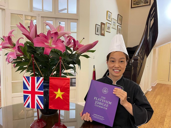 Bún chả Hà Nội được đưa vào cuốn sách dạy nấu ăn mừng Đại lễ Bạch kim của Nữ hoàng Anh - Ảnh 1.