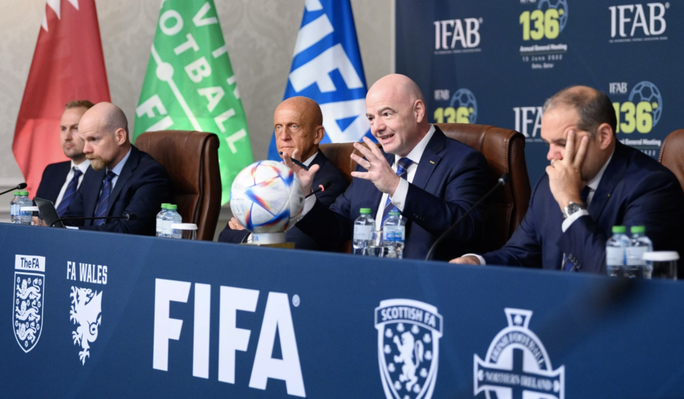 FIFA đồng ý thử nghiệm đá biên thay cho ném biên - Ảnh 1.