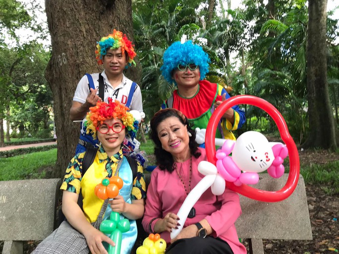NSND Kim Cương vui cùng trẻ em mồ côi cha mẹ do Covid-19 tại Thảo Cầm Viên - Ảnh 2.