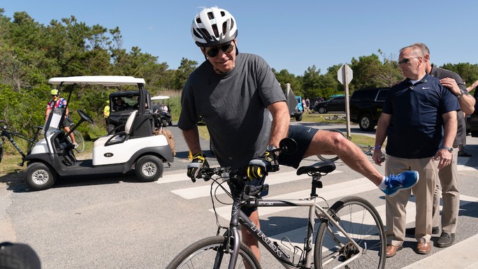 Nhà Trắng lên tiếng sau khi Tổng thống Biden ngã xe đạp - Ảnh 3.