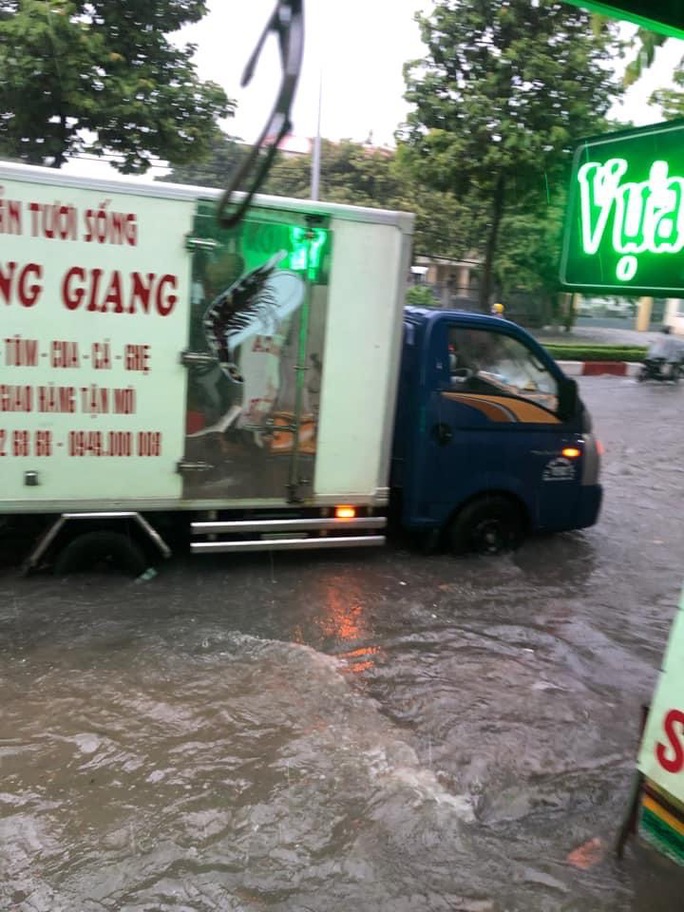 Nhiều nơi ở TP Biên Hoà ngập nặng sau mưa lớn, nước chảy xiết như suối - Ảnh 5.