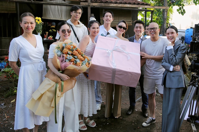 Sau tiệc cưới, Minh Hằng đóng phim cùng Ngọc Trinh - Ảnh 9.