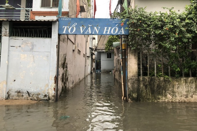 Nhiều tuyến hẻm đấu nối đường Nguyễn Hữu Cảnh ngập sau cơn mưa lớn - Ảnh 6.