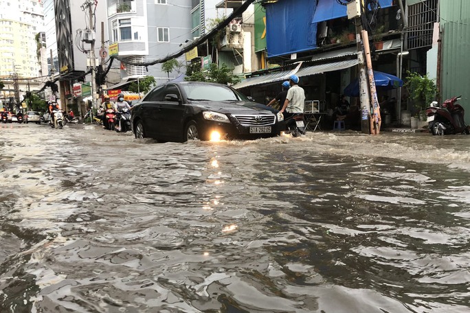 Nhiều tuyến hẻm đấu nối đường Nguyễn Hữu Cảnh ngập sau cơn mưa lớn - Ảnh 7.