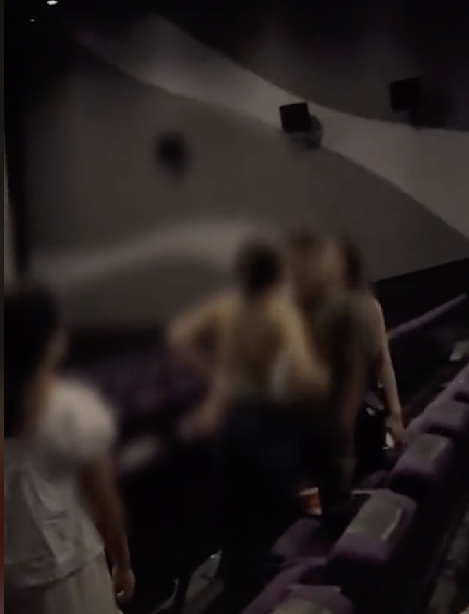 Clip 2 cô gái choảng nhau trong rạp chiếu phim bị nghi PR cho Em và Trịnh - Ảnh 2.