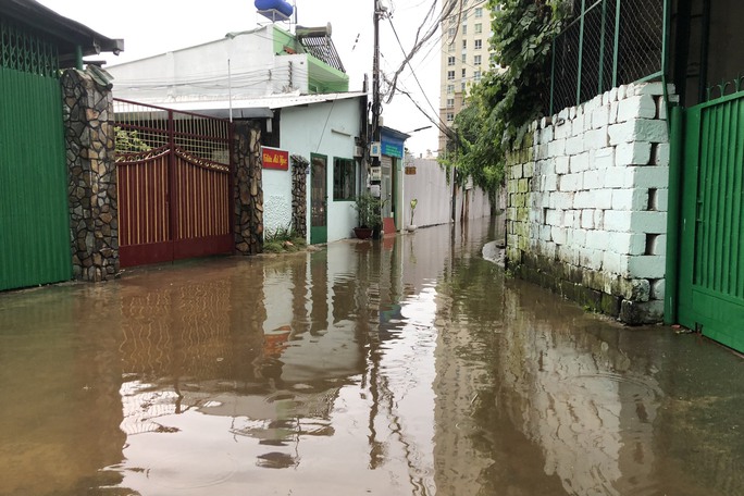 Nhiều tuyến hẻm đấu nối đường Nguyễn Hữu Cảnh ngập sau cơn mưa lớn - Ảnh 4.