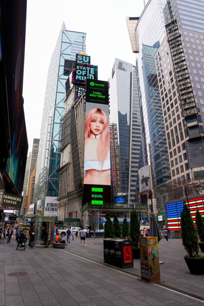 Thiều Bảo Trâm khoe eo con kiến trên billboard quảng trường Thời Đại New York - Ảnh 5.