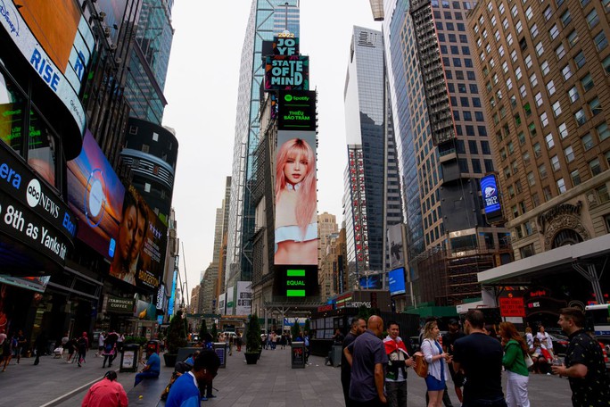 Thiều Bảo Trâm khoe eo con kiến trên billboard quảng trường Thời Đại New York - Ảnh 7.