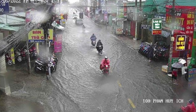 Hình ảnh người dân chật vật vượt ngập trong mưa cực lớn ở TP HCM - Ảnh 5.