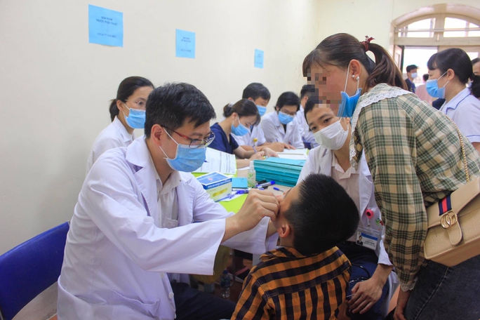 Nam bệnh nhân 38 tuổi và hơn 100 em nhỏ được phẫu thuật nụ cười miễn phí - Ảnh 3. Nam bệnh nhân 38 tuổi và hơn 100 em nhỏ được phẫu thuật nụ cười miễn phí - Ảnh 3.