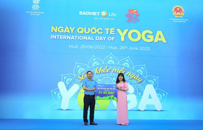 Hơn 600 người khởi động ngày mới bằng màn đồng diễn yoga ấn tượng tại Huế - Ảnh 4.