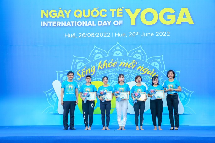Hơn 600 người khởi động ngày mới bằng màn đồng diễn yoga ấn tượng tại Huế - Ảnh 3.