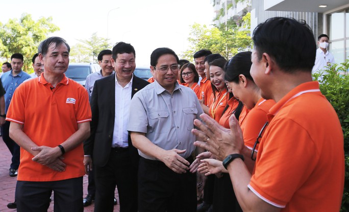 Thủ tướng Phạm Minh Chính thăm, khảo sát một số nhà máy, dự án công nghệ cao ở Đà Nẵng - Ảnh 2.