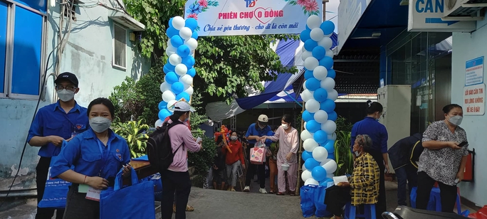 Ấm lòng người bệnh với Phiên chợ 0 đồng tại Bệnh viện TP Thủ Đức - Ảnh 1.