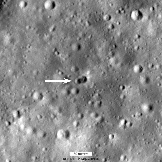 NASA chụp được Mặt Trăng thủng lỗ: Nghi do tên lửa Trung Quốc - Ảnh 1.
