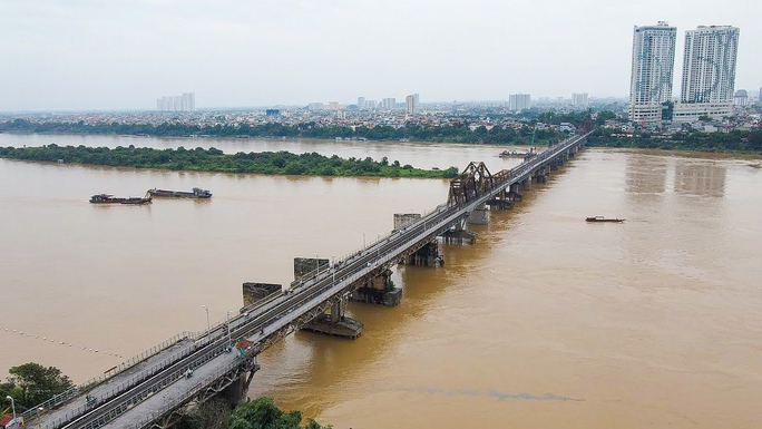 Cầu Long Biên xuống cấp, người dân ngó lơ cảnh báo