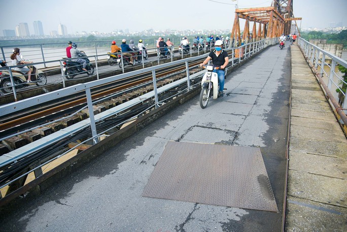 Cầu Long Biên xuống cấp, người dân ngó lơ cảnh báo - Ảnh 3.