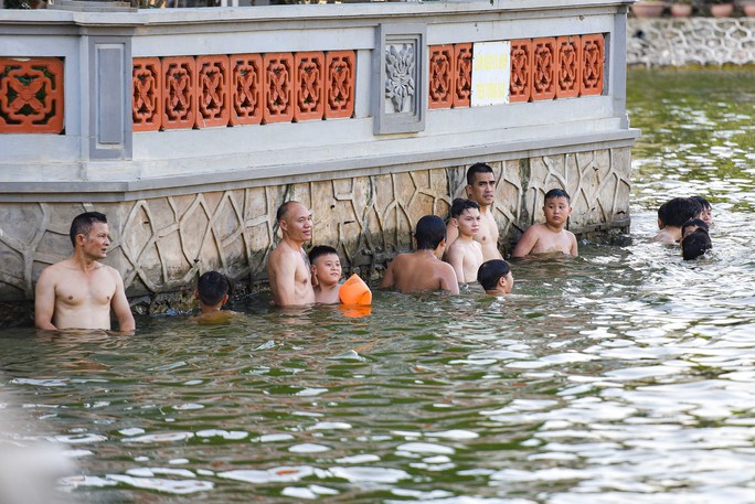 Nắng nóng, người dân Hà Nội ùn ùn kéo tới các bãi tắm tự phát - Ảnh 6.
