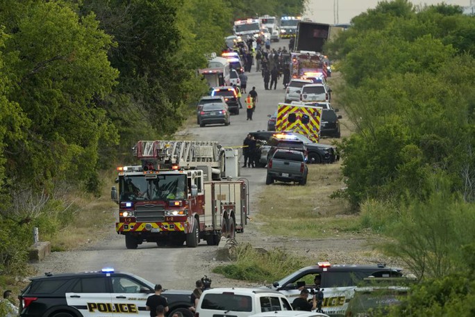 Hãi hùng phát hiện hơn 40 thi thể trong xe đầu kéo ở Mỹ - Ảnh 1.