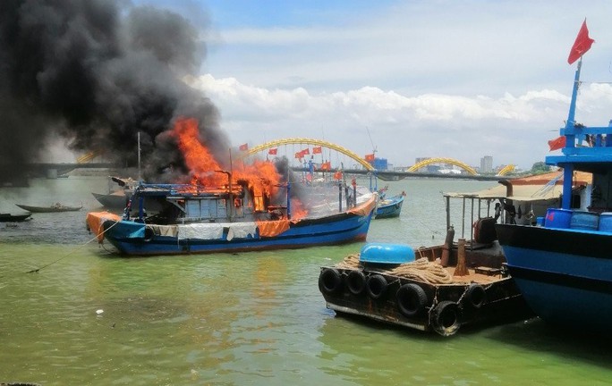 Clip: 2 tàu cá cháy rụi tại sông Hàn - Ảnh 2.