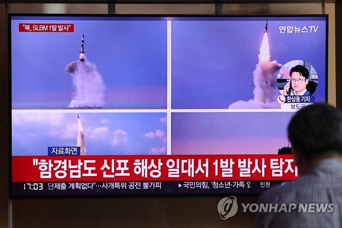 Mỹ - Hàn vừa tập trận tàu sân bay xong, Triều Tiên phóng liền 8 tên lửa - Ảnh 2.