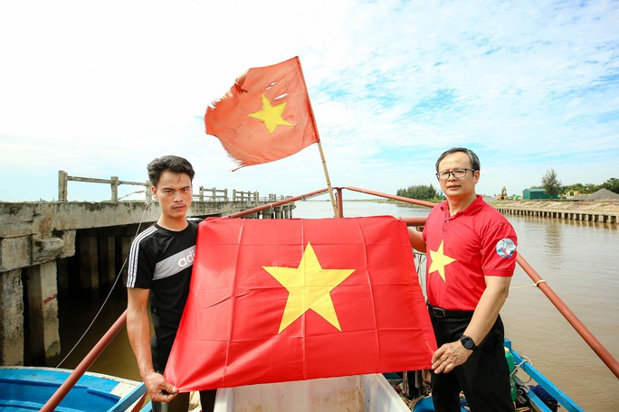 Trao tặng ngư dân tỉnh Ninh Bình 5.000 lá cờ Tổ Quốc - Ảnh 11.
