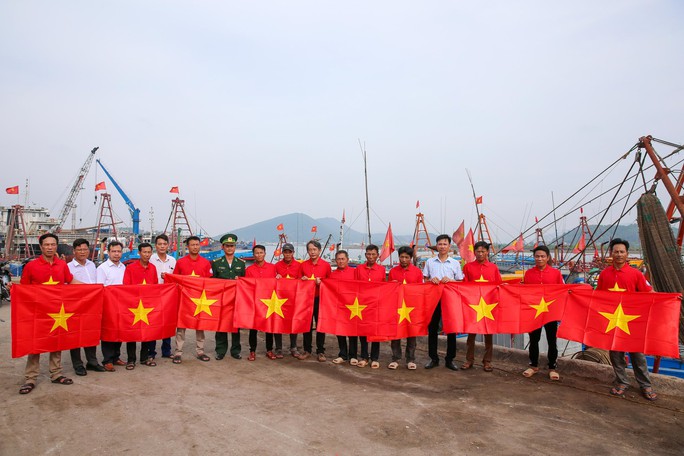Trao tặng 60.000 lá cờ Tổ quốc cho ngư dân 6 tỉnh - Ảnh 5.