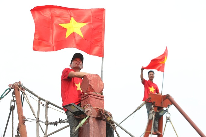 Trao tặng 60.000 lá cờ Tổ quốc cho ngư dân 6 tỉnh - Ảnh 10.