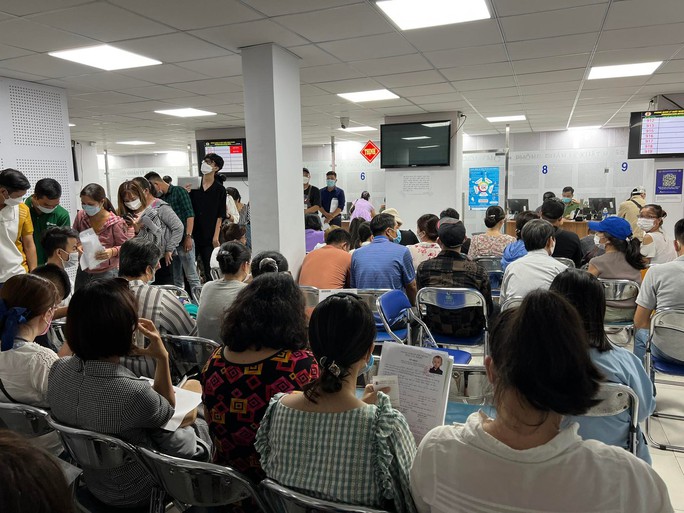 CLIP: Hàng ngàn người ở TP HCM chen chân làm hộ chiếu mẫu mới - Ảnh 8.