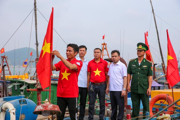 Trao tặng 60.000 lá cờ Tổ quốc cho ngư dân 6 tỉnh - Ảnh 7.