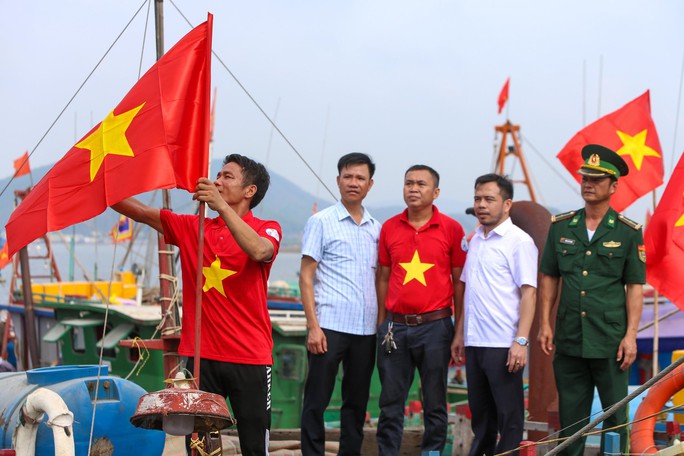 Trao tặng 60.000 lá cờ Tổ quốc cho ngư dân 6 tỉnh - Ảnh 8.