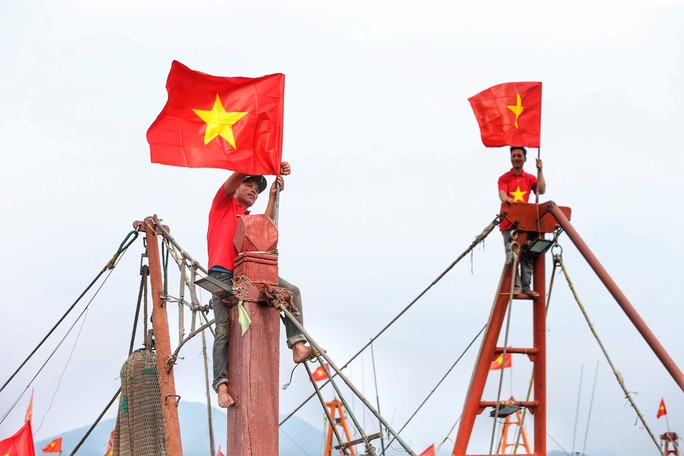 Trao tặng 60.000 lá cờ Tổ quốc cho ngư dân 6 tỉnh - Ảnh 9.