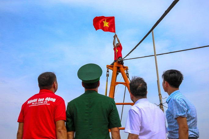 Trao tặng 60.000 lá cờ Tổ quốc cho ngư dân 6 tỉnh - Ảnh 11.