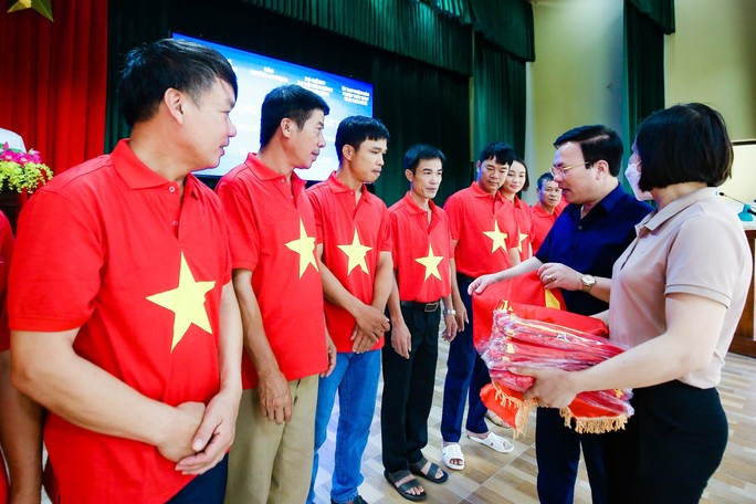Trao tặng ngư dân tỉnh Thái Bình 10.000 lá cờ Tổ quốc - Ảnh 9.