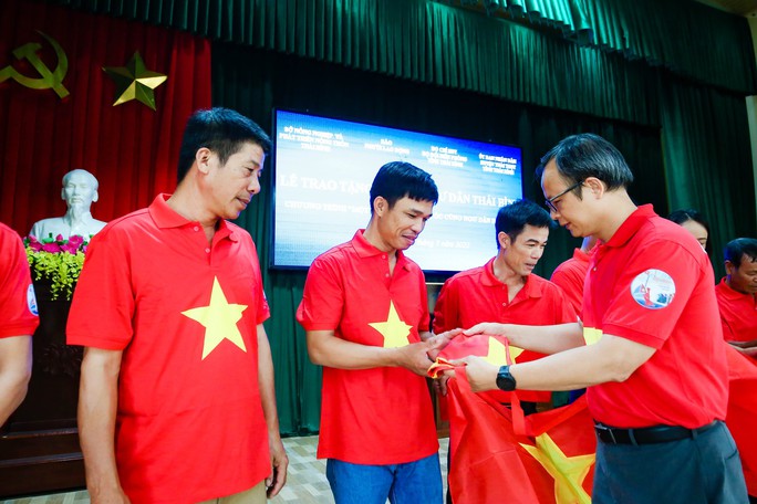 Trao tặng ngư dân tỉnh Thái Bình 10.000 lá cờ Tổ quốc - Ảnh 6.