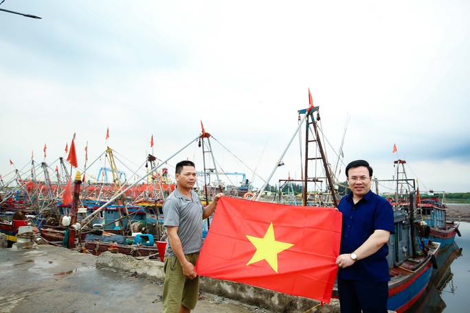 Trao tặng ngư dân tỉnh Thái Bình 10.000 lá cờ Tổ quốc - Ảnh 13.