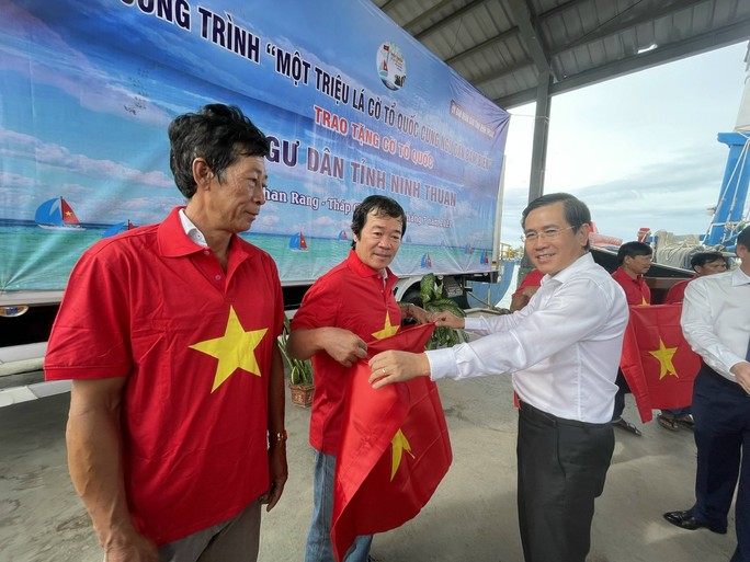 Trao tặng ngư dân Ninh Thuận 20.000 lá cờ Tổ quốc - Ảnh 2.