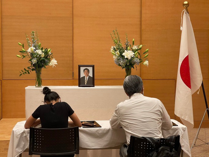 TP HCM: Người dân xếp hàng chờ viếng cố Thủ tướng Nhật Bản Abe Shinzo - Ảnh 6.