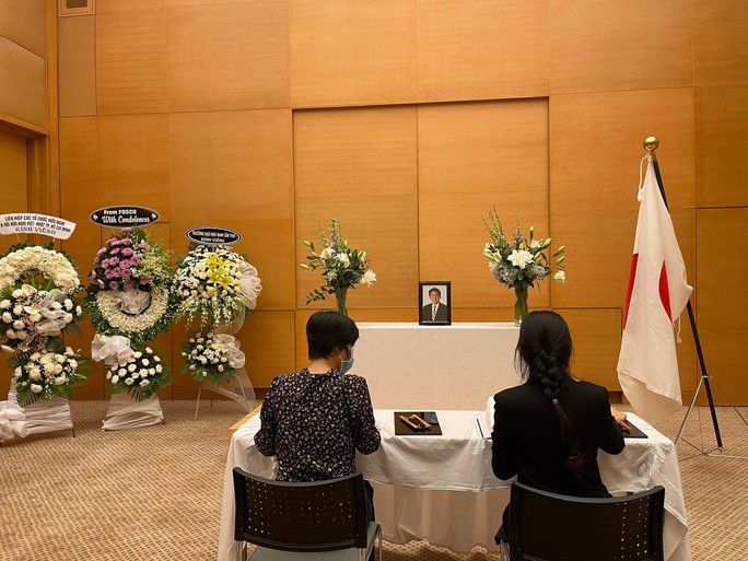 TP HCM: Người dân xếp hàng chờ viếng cố Thủ tướng Nhật Bản Abe Shinzo - Ảnh 2.