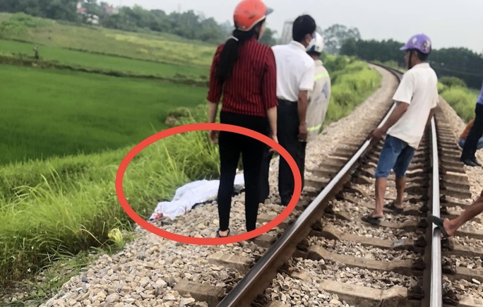 3 nữ sinh lên đường sắt chụp ảnh, một em bị tàu tông tử vong - Ảnh 1.