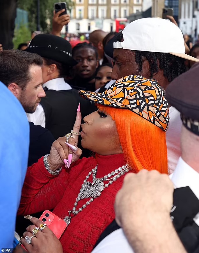 Nữ rapper Nicki Minaj gây hỗn loạn đường phố - Ảnh 5.