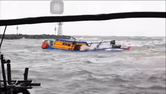 CLIP: Chìm tàu cá ở Phú Quốc do mưa, 2 người mất tích - Ảnh 3.