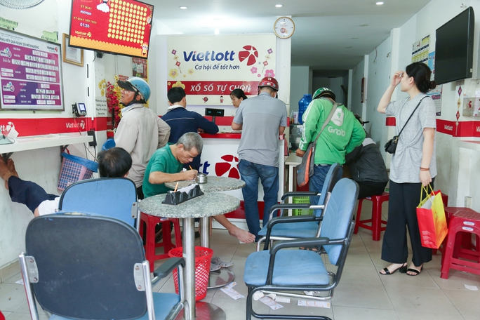 Giải Jackpot lên gần 200 tỉ đồng, vé số Vietlott bán ra tăng đột biến - Ảnh 1.