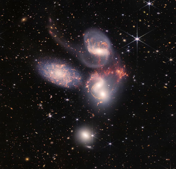 Siêu kính viễn vọng James Webb công bố ảnh độc: vườn ươm sao, thiên hà nhảy múa - Ảnh 3.
