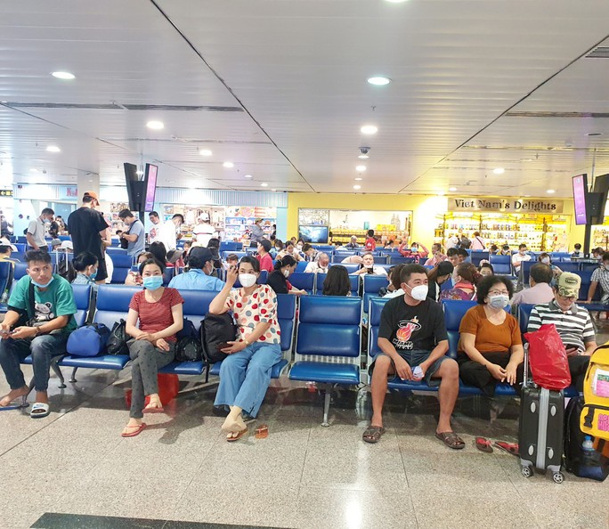 Giá vé máy bay tăng cao, sân bay Tân Sơn Nhất vẫn đón lượng khách kỷ lục - Ảnh 2.